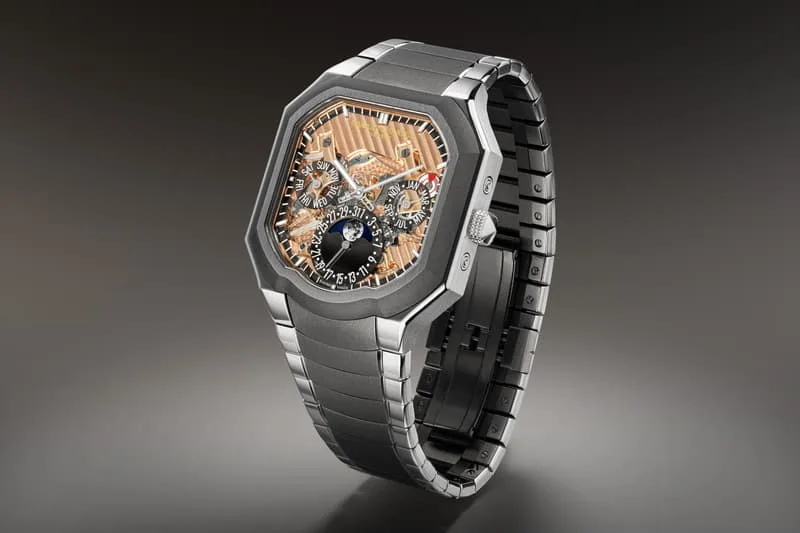 Montre avec cadran complexe et boîtier en métal brossé