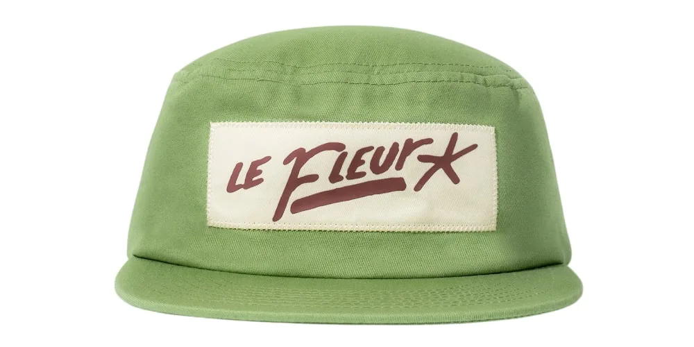 Casquette verte avec le texte 'Le Fleur' en rouge.