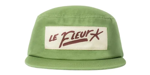 Casquette verte avec le texte 'Le Fleur' en rouge.