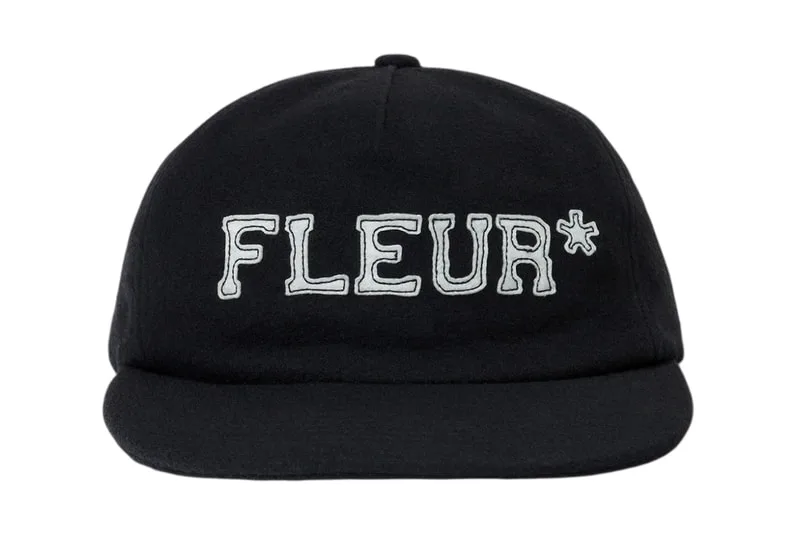 Casquette noire avec texte 'FLEUR*' brodé en blanc.