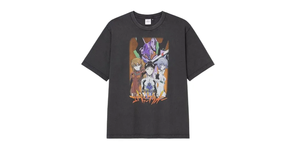 T-shirt noir avec personnages animés en couleur sur le devant.