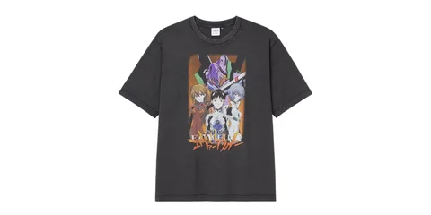 T-shirt noir avec personnages animés en couleur sur le devant.