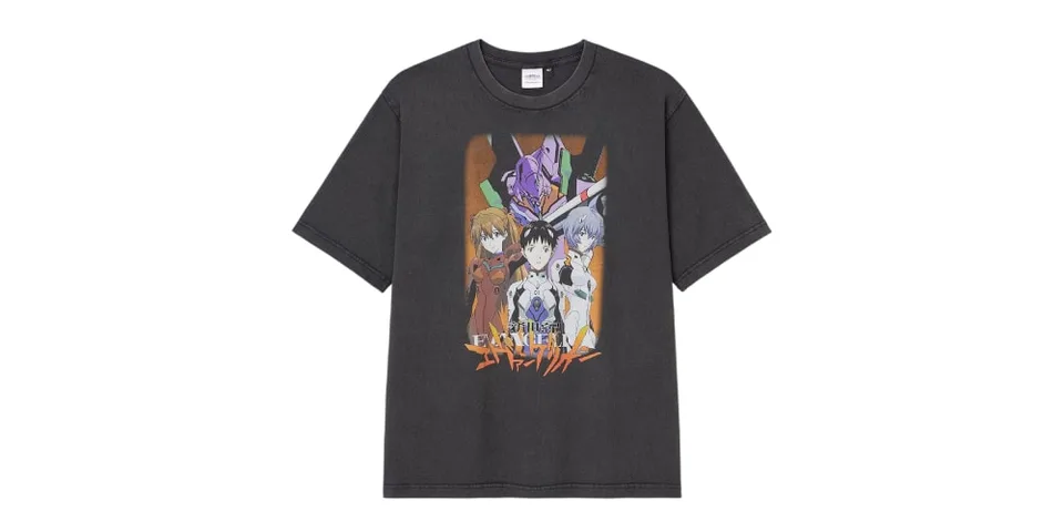 T-shirt noir avec personnages animés en couleur sur le devant.