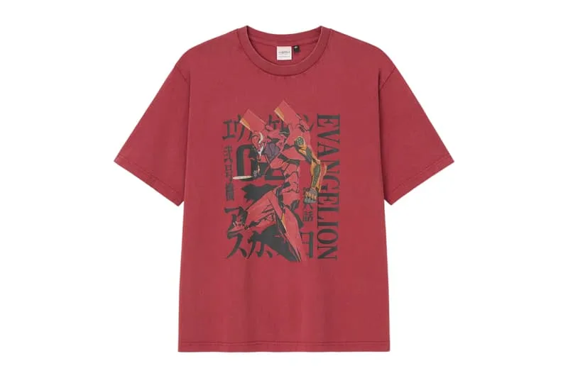 T-shirt rouge avec design Evangelion et texte japonais.