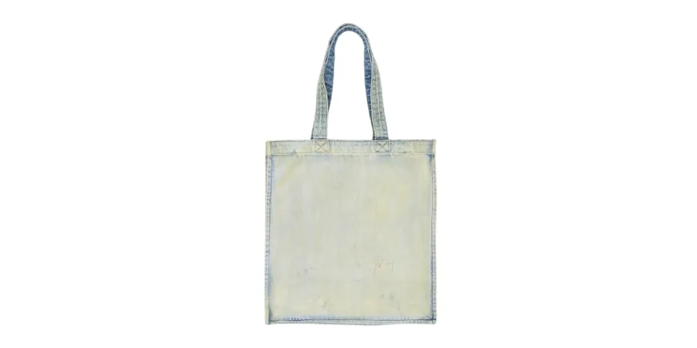 Sac fourre-tout en denim avec poignées.