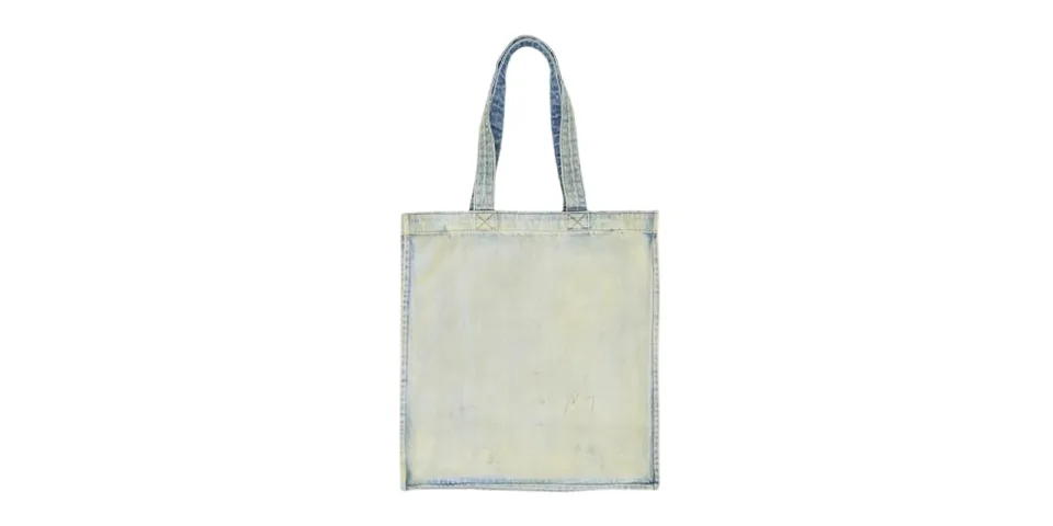 Sac fourre-tout en denim avec poignées.