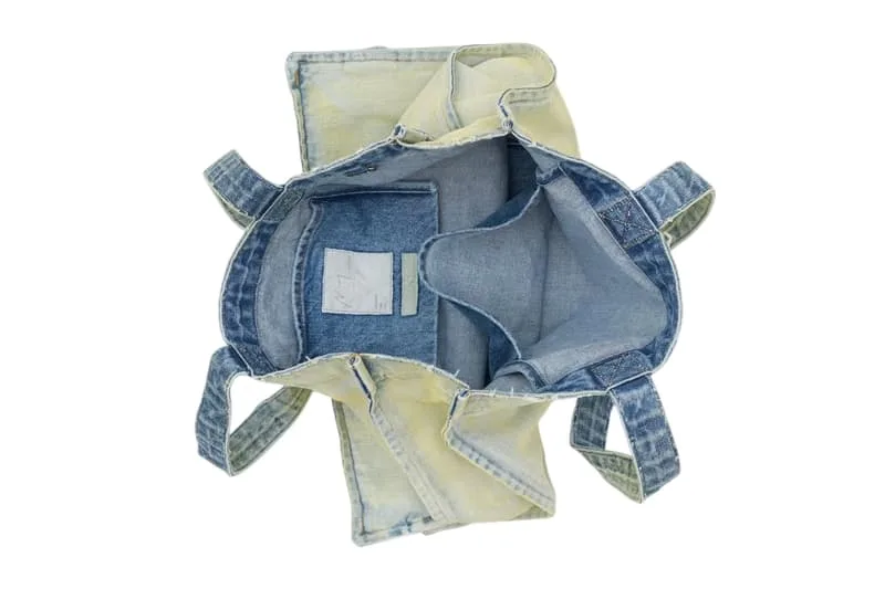 Sac à dos en jean double face ouvert, montrant l'intérieur.