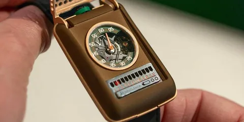 Montre unique avec cadran transparent et design futuriste.