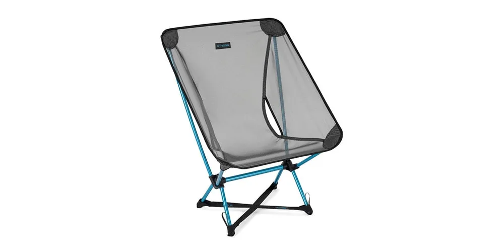 Chaise pliante grise légère avec cadre bleu.