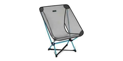 Chaise pliante grise légère avec cadre bleu.