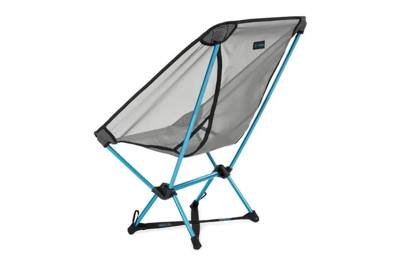 Chaise pliante légère avec cadre en aluminium et siège en maille.