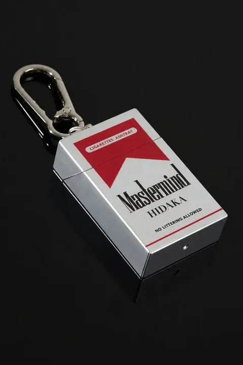 Briquet en forme de paquet de cigarettes, avec un mousqueton.