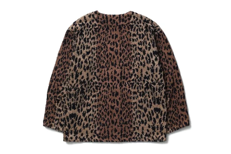 Manteau à motif léopard vu de dos, style luxueux et texturé.