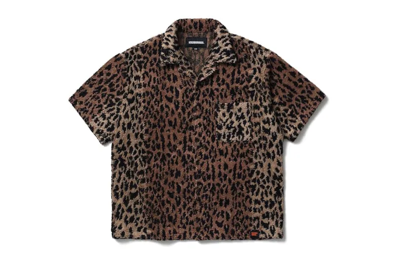 Chemise à motif léopard brun et noir, manches courtes.