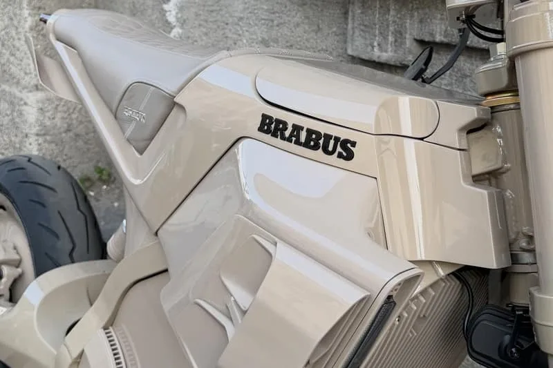 Moto beige avec logo Brabus sur le côté