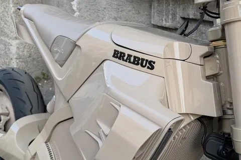 Moto beige avec logo Brabus sur le côté