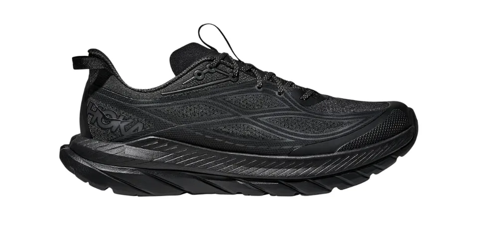 Chaussure de course noire avec semelle épaisse et détails en maille.