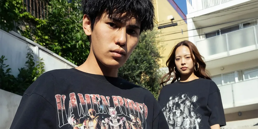 Deux personnes portant des T-shirts à motifs.