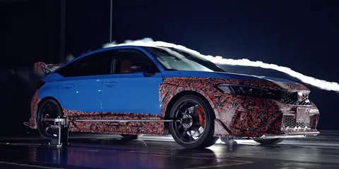 Voiture bleue avec design camouflage en test aérodynamique.