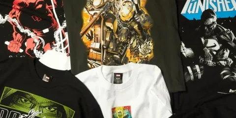 Cinq t-shirts imprimés de super-héros variés.