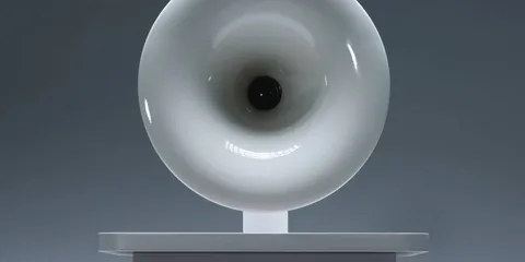 Sculpture circulaire blanche sur socle, arrière-plan gris