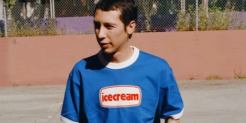 Homme portant un t-shirt bleu avec 'icecream' écrit dessus.