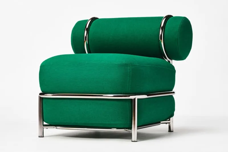 Fauteuil vert avec structure métallique chromée.