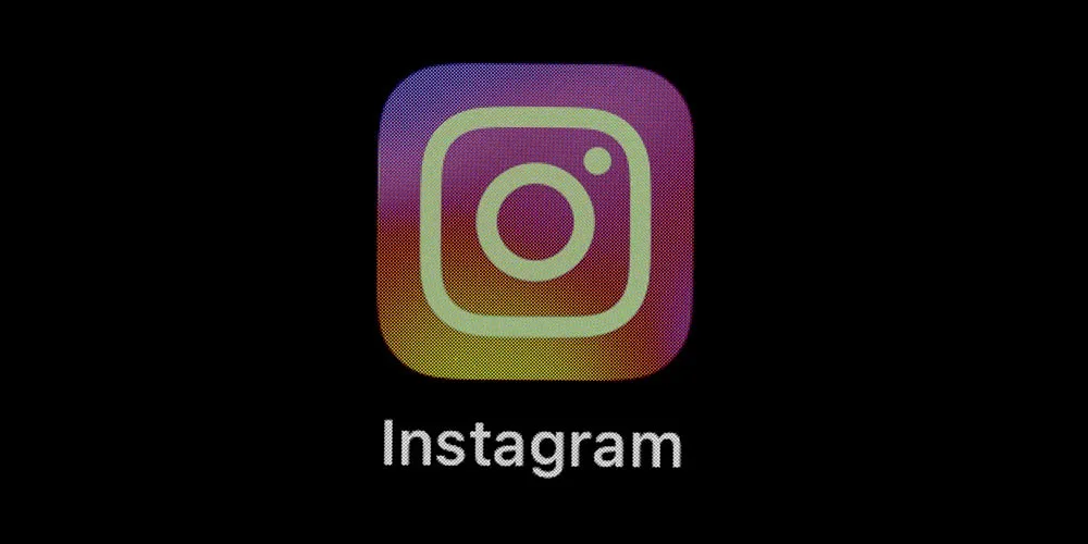 Logo d'Instagram sur fond dégradé noir.