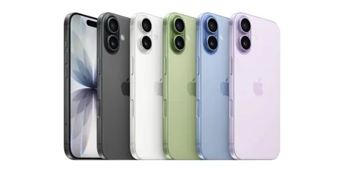 Cinq iPhones en différentes couleurs alignés.