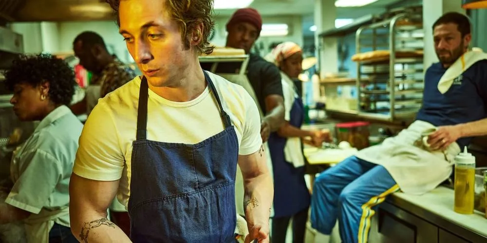 Des personnes travaillent dans une cuisine animée.