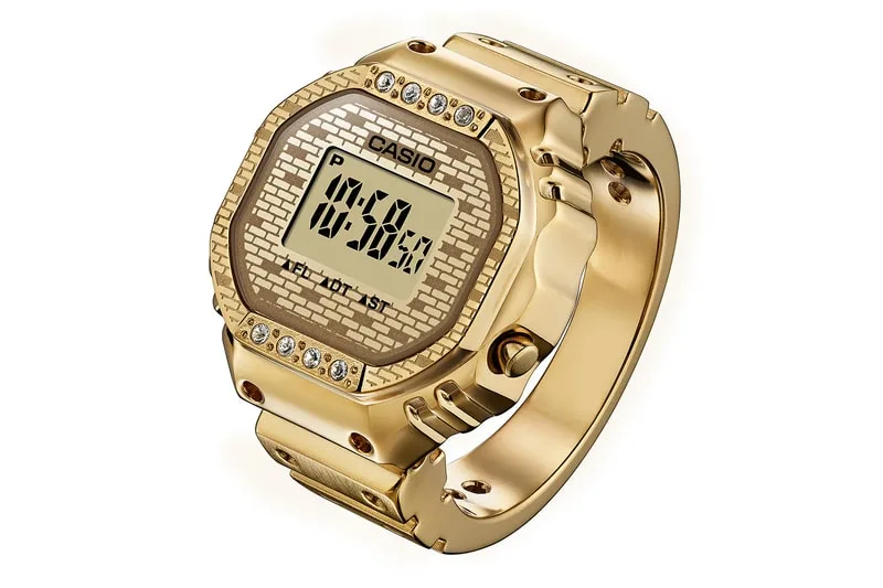 Montre Casio dorée avec cadran numérique et détails en pierres.