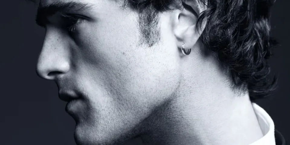 Profil d'un homme portant une boucle d'oreille