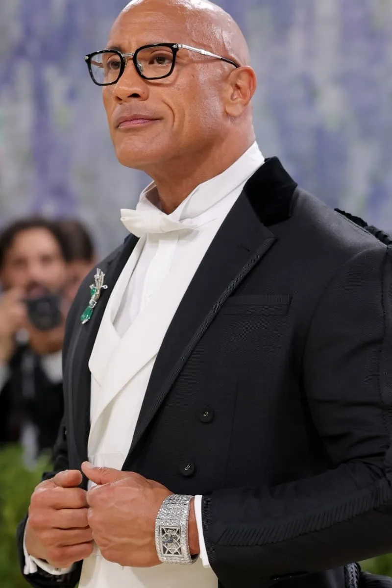 Homme élégant avec lunettes et montre luxueuse, décor chic de fond