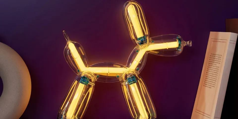 Lampe en forme de chien ballon avec une lumière vive.