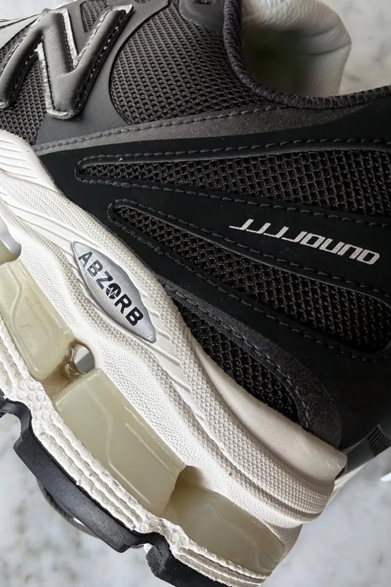 jjjjound-et-new-balance-une-collaboration-minimaliste-et-elegante/carousel-1.jpg