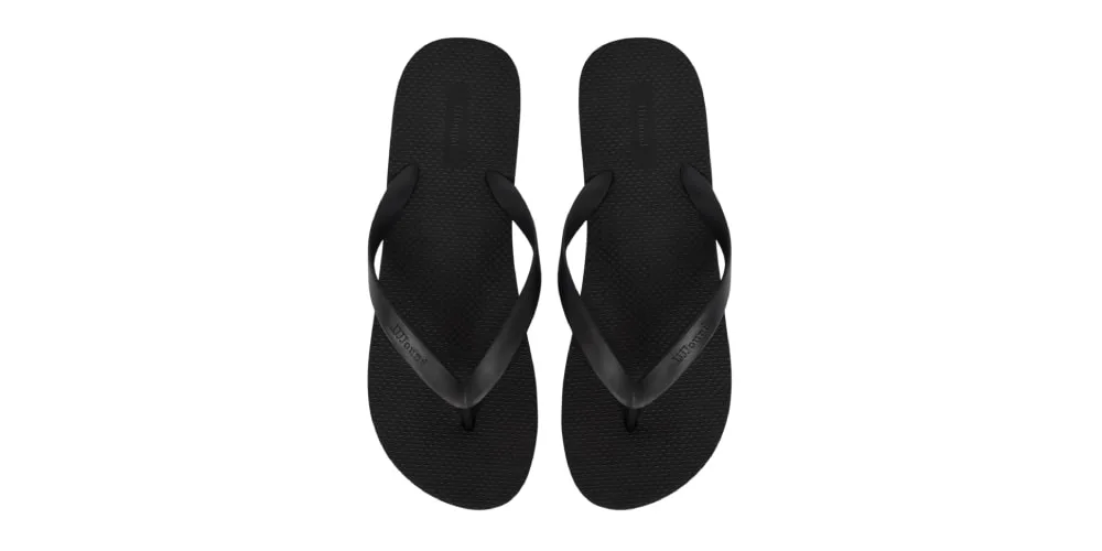 Paire de tongs noires vues de dessus