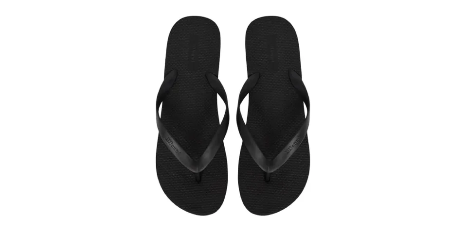 Paire de tongs noires vues de dessus