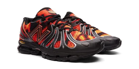 Chaussures de sport colorées avec motif de flammes rouges et noires, logo New Balance.