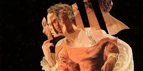 Collage artistique de visage et fond sombre.