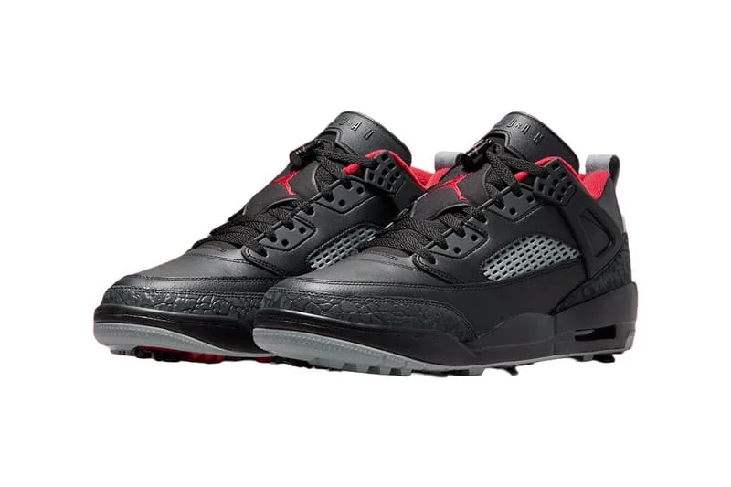 Paire de baskets noires avec détails rouges, design moderne et épuré.