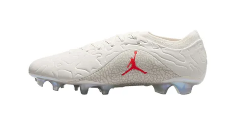 Chaussure de football blanche avec logo rouge Jumpman et crampons translucides.