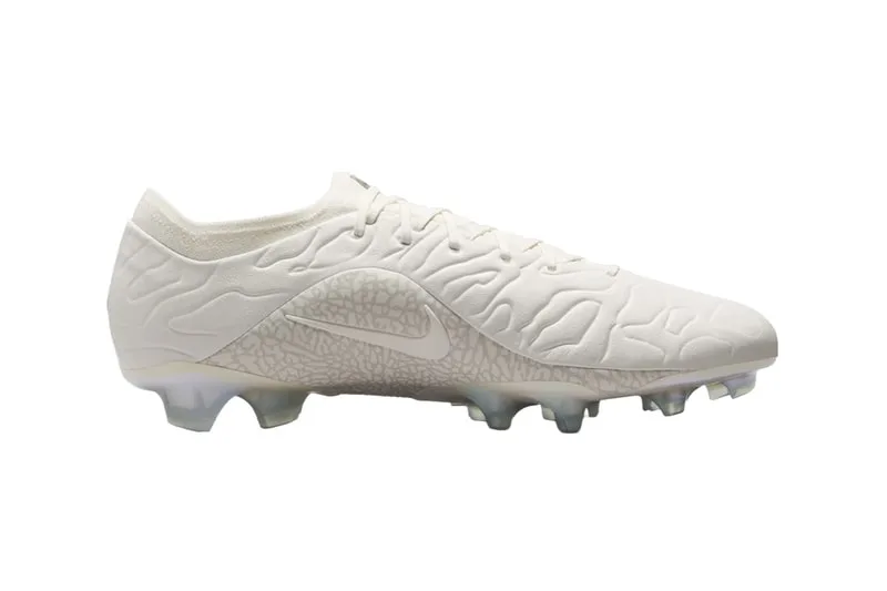 Chaussure de football blanche au design nervuré et semelles à crampons