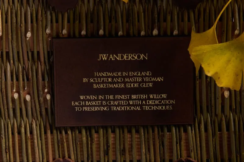 jw-anderson-fait-vibrer-le-salone-del-mobile-2026-avec-eddie-glew-et-ses-paniers-en-osier/carousel-10.jpg