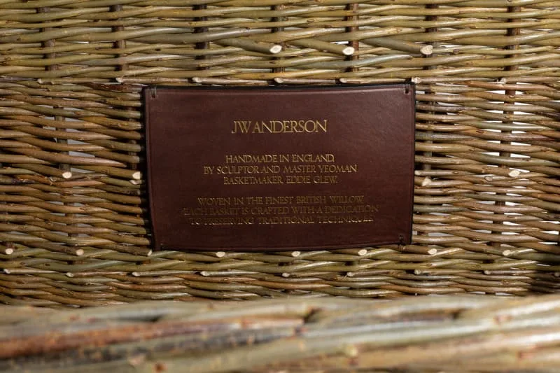 jw-anderson-fait-vibrer-le-salone-del-mobile-2026-avec-eddie-glew-et-ses-paniers-en-osier/carousel-8.jpg