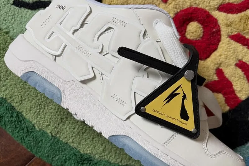 kid-cudi-devoile-sa-nouvelle-sneaker-avec-off-white-la-ooo-off-patch/carousel-3.jpg