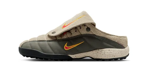 Chaussure marron avec logo Nike jaune et rouge, semelle foncée.