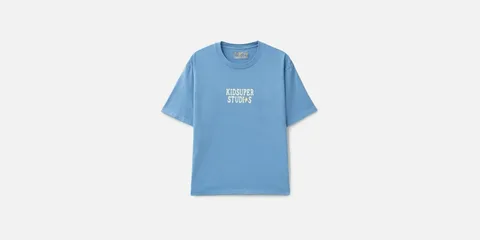 T-shirt bleu avec logo blanc KidSuper Studios.