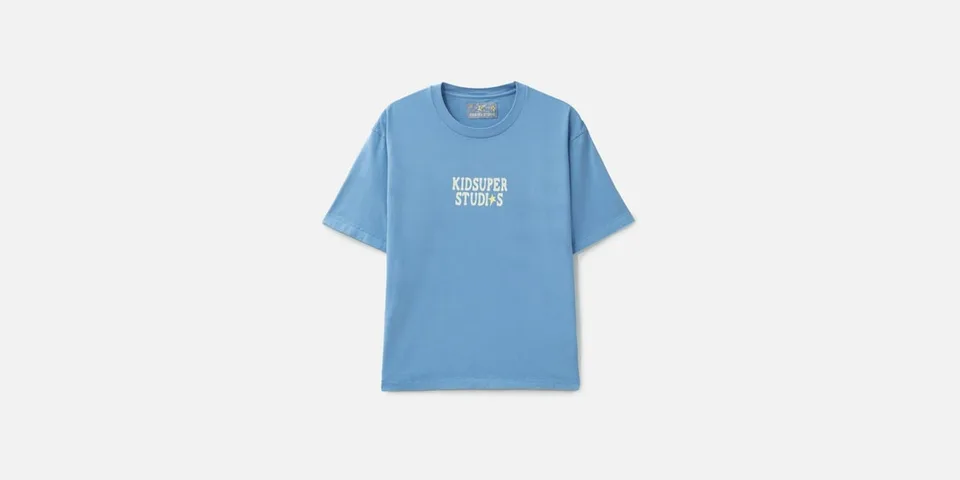 T-shirt bleu avec logo blanc KidSuper Studios.