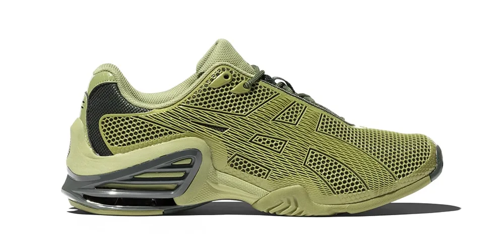 Chaussure de sport verte avec motif complexe et semelle épaisse.