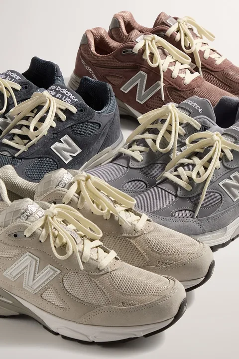 Quatre paires de baskets New Balance sur fond blanc.